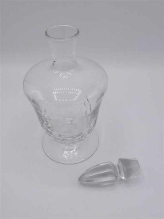 carafe ancienne sur pied verre cisele