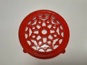 ancien dessous de plat en tole emaillee rouge