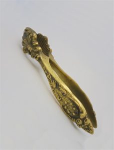 ancien casse noix laiton fleur de lys