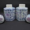 pots a the porcelaine chinoise decor floral bleu et rose