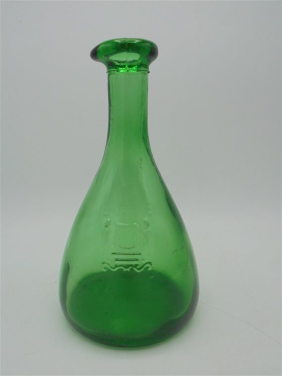 carafe en verre vert ecusson lions