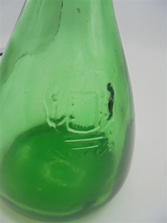 carafe en verre vert ecusson lions