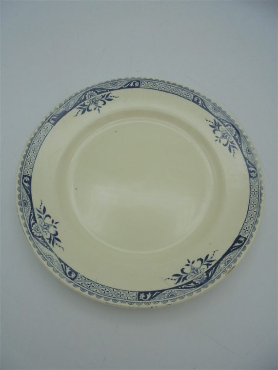 ancienne assiette Lily longchamp terre de fer