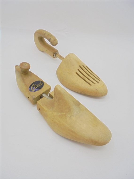 anciens embauchoirs chaussures forme pied accessoire coordonnier en bois