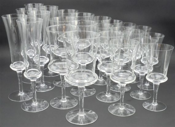 service verres a pied verres a vin eau digestif et flutes a champagne