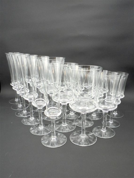 service verres a pied verres a vin eau digestif et flutes a champagne