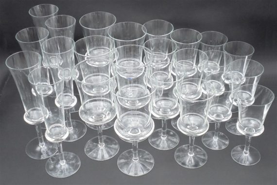 service verres a pied verres a vin eau digestif et flutes a champagne