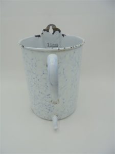 ancien pot emaille fontaine blanc bleu nuageux