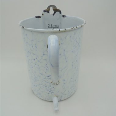 ancien pot emaille fontaine blanc bleu nuageux