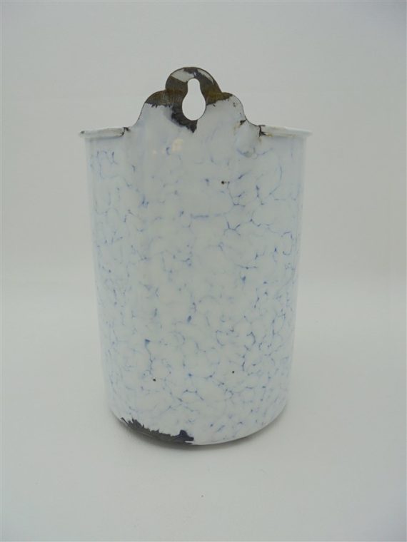 ancien pot emaille fontaine blanc bleu nuageux