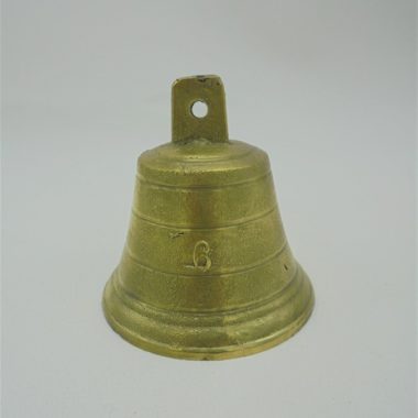 petite cloche en bronze numerotee 6