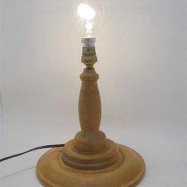 ancien pied de lampe en bois tendance matieres naturelles