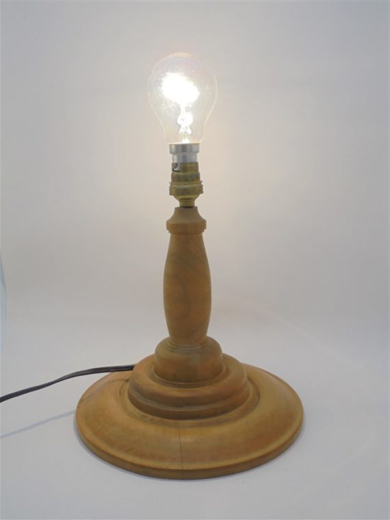 ancien pied de lampe en bois tendance matieres naturelles