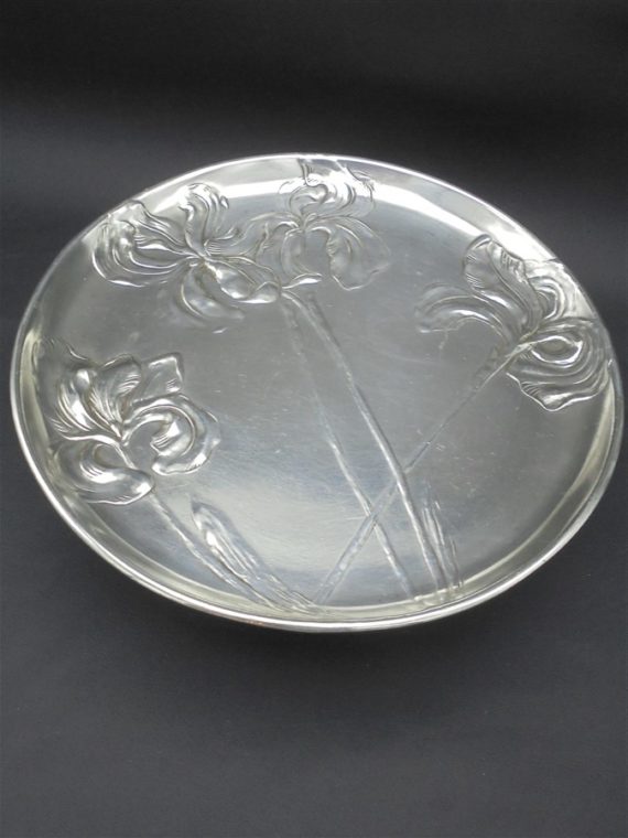 ancien plat piedouche en metal argente signe b henneberg varsovie decor iris art nouveau debut xxe