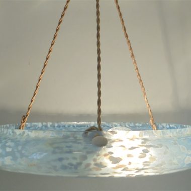ancienne suspension large en verre mouchete de clichy bleu vasque