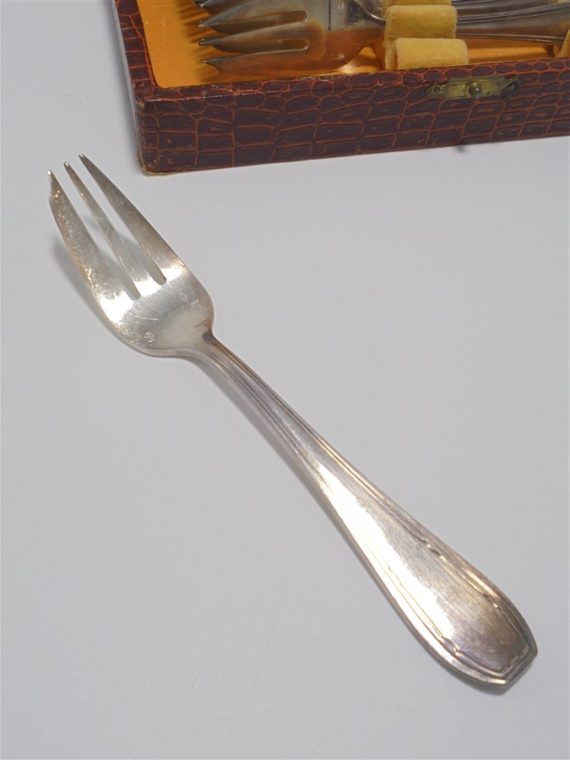 anciennes fourchettes a dessert metal argente poincon LCF blason couronne metal blanc 15
