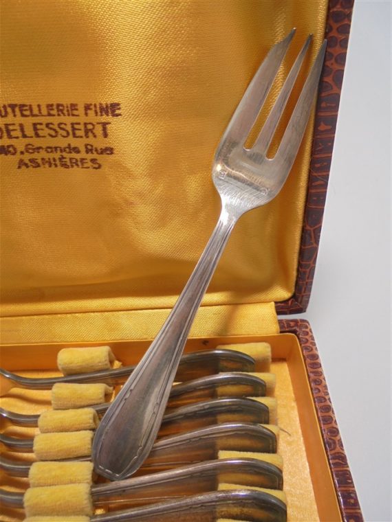 anciennes fourchettes a dessert metal argente poincon LCF blason couronne metal blanc 15
