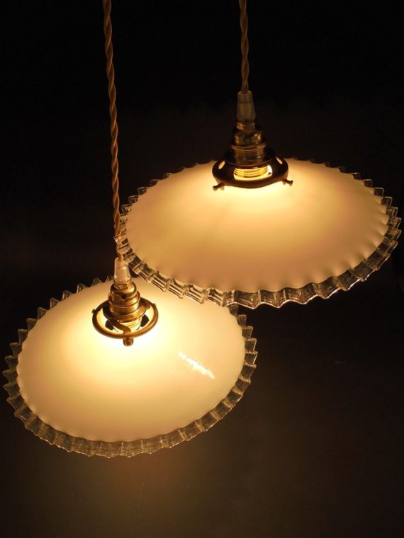 anciennes suspensions en opaline blanche a la bordure ondulee transparente luminaire ancien