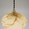 suspension ancien globe en verre effet marbre beige caramel