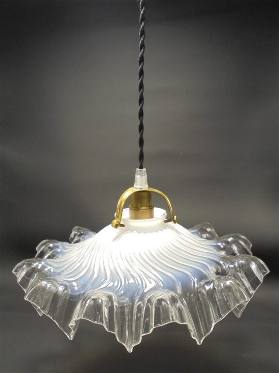 ancienne suspension en opaline luminaire vintage