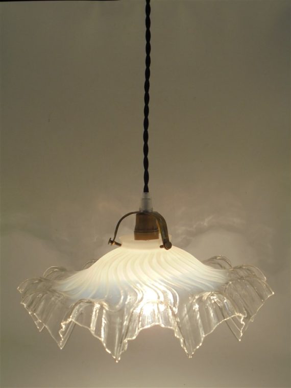 ancienne suspension en opaline luminaire vintage