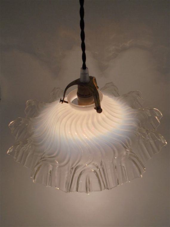 ancienne suspension en opaline luminaire vintage