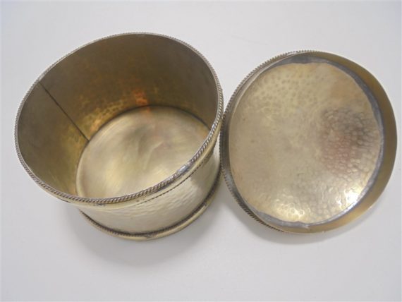 boite cylindrisue en metal repousse couleur argent artisanat marocain