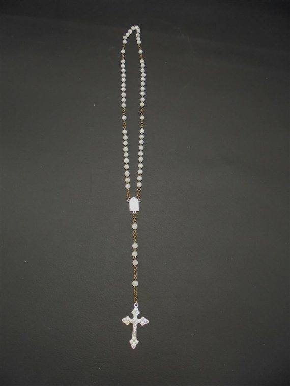 chapelet collier perles verre blanc medaille croix alu