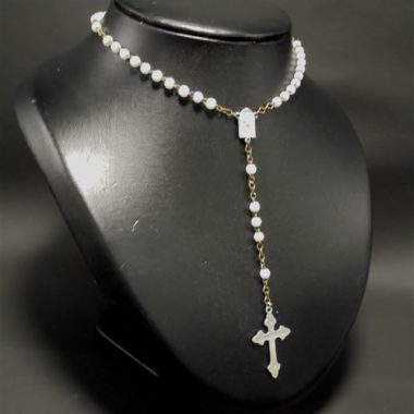 chapelet collier perles verre blanc medaille croix alu