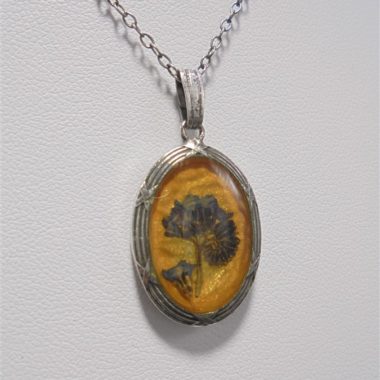 collier pendentif medaillon fleur sechee