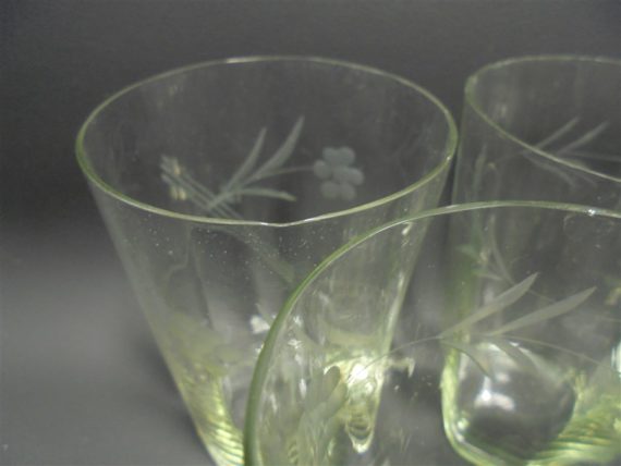 anciens gobelets en verre cisele decor floral verres a eau sirop