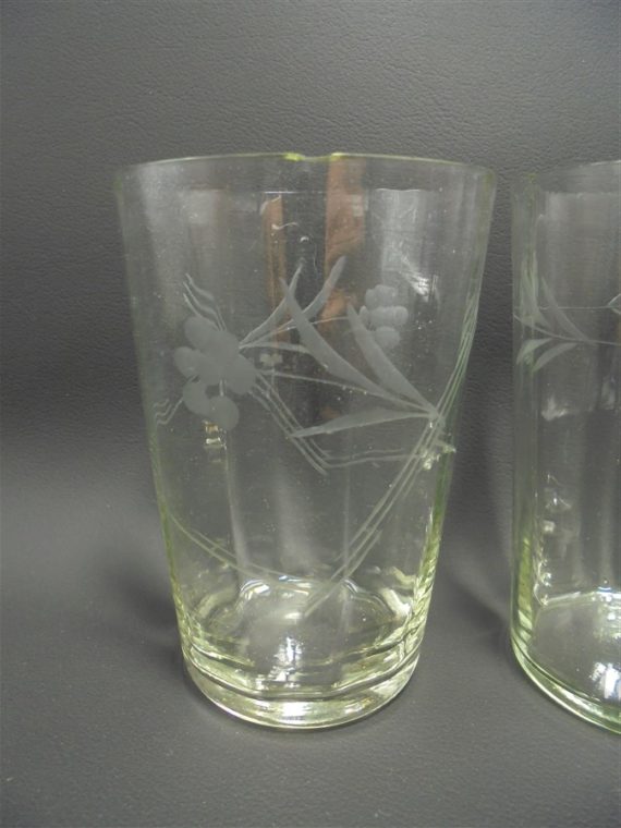 anciens gobelets en verre cisele decor floral verres a eau sirop