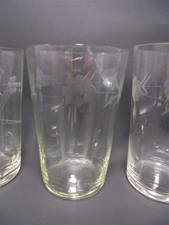 anciens gobelets en verre cisele decor floral verres a eau sirop