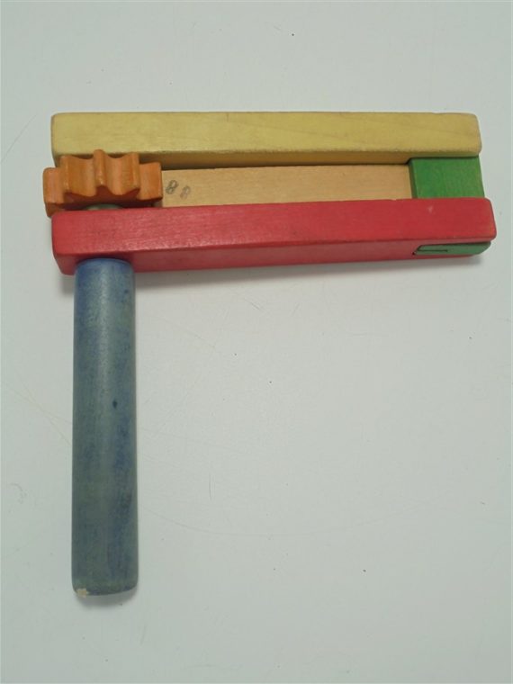 ancien jouet en bois crecelle multicolore