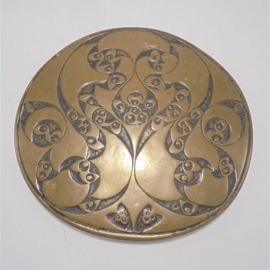 dessous de plat en bois recouvert de laiton decor esprit oriental ou art nouveau