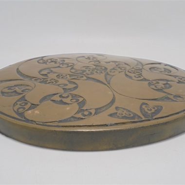 dessous de plat en bois recouvert de laiton decor esprit oriental ou art nouveau