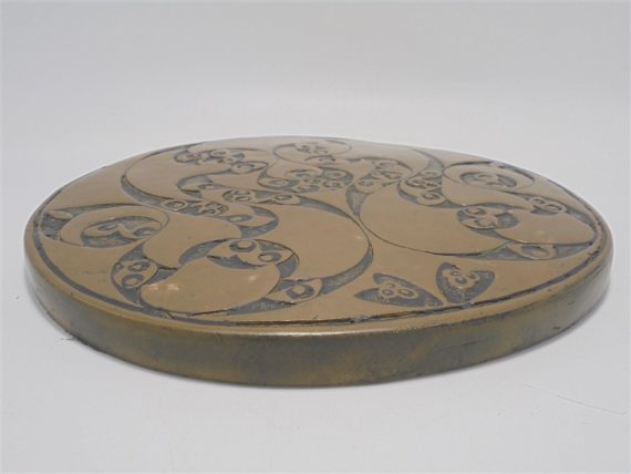dessous de plat en bois recouvert de laiton decor esprit oriental ou art nouveau
