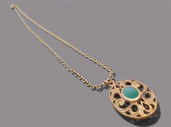 ancien pendentif collier chaine avec medaillon metal dore emaille vert