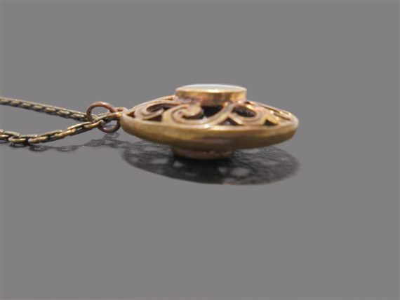 ancien pendentif collier chaine avec medaillon metal dore emaille vert