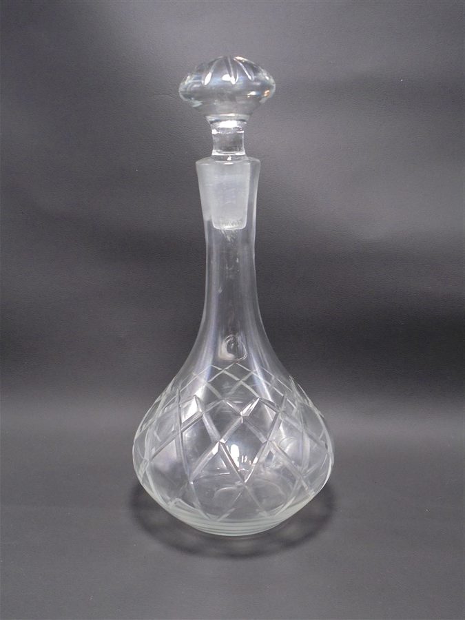 Carafe en verre ou cristal taillé