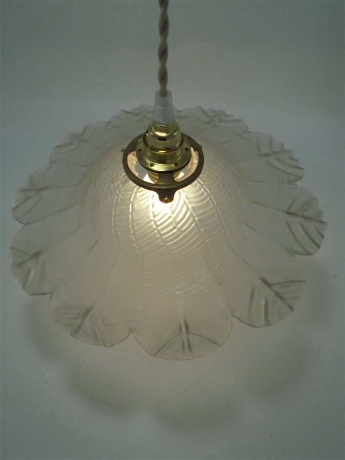 Suspension Verre Opaline Vintage Dentelée – Lustre Ancien