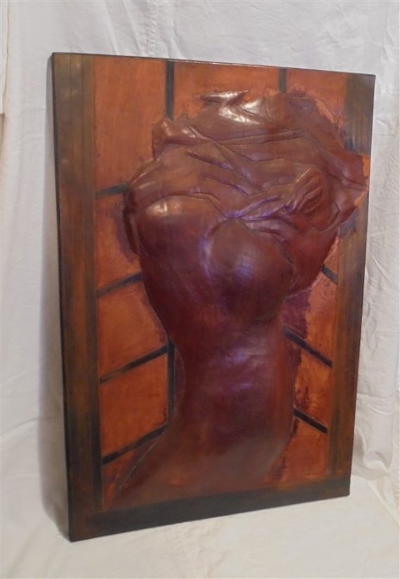 grand tableau en cuir femme nue en relief