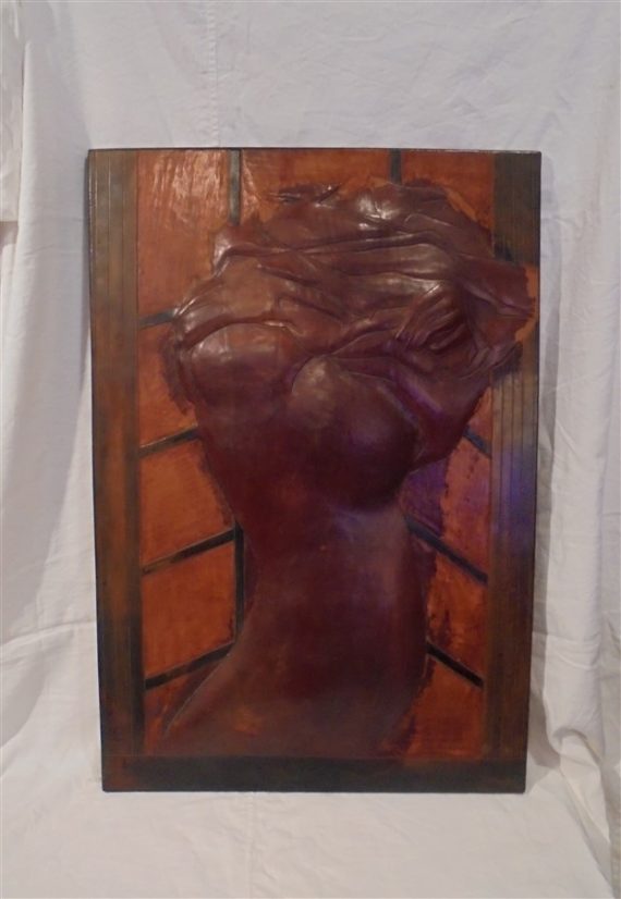 grand tableau en cuir femme nue en relief