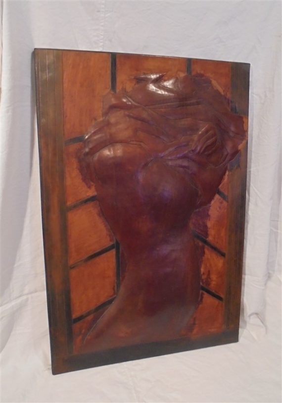 grand tableau en cuir femme nue en relief