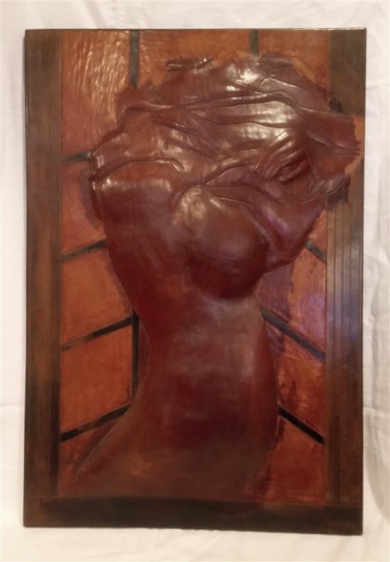 grand tableau en cuir femme nue en relief