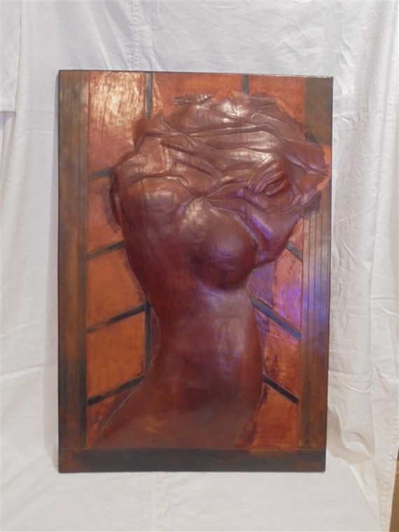 grand tableau en cuir femme nue en relief
