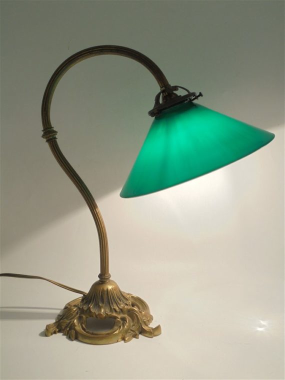 ancienne lampe col de cygne et opaline verte