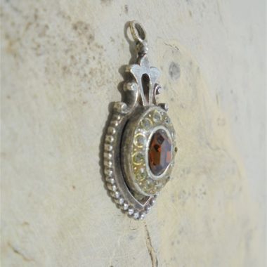 pendentif pierre ambree