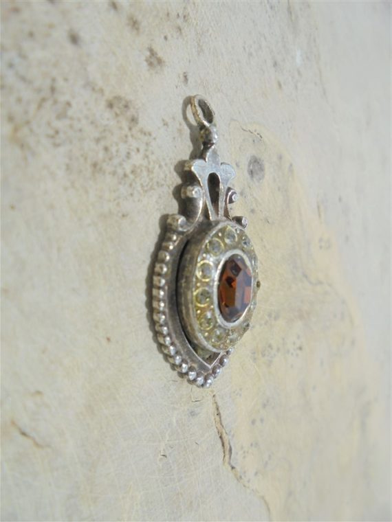 pendentif pierre ambree