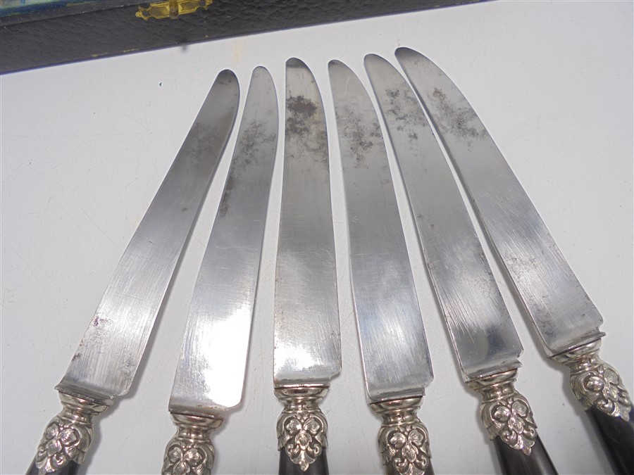 coffret de 6 anciens couteaux